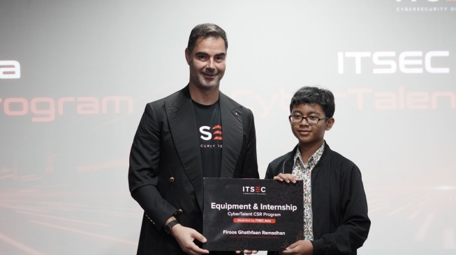 President Director ITSEC Asia, Patrick Dannacher dan Firoos Ghatfaan Ramadhan. [ITSEC Asia]