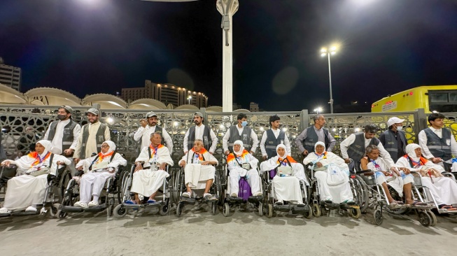 Petugas pendorong kursi roda resmi bersiap melayani jamaah calon haji Indonesia di kompleks Masjidil Haram, Makkah, Arab Saudi, Rabu (20/5/2026) waktu setempat. [ANTARA FOTO/Citro Atmoko/sgd]