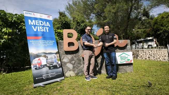 CEO Astra UD Trucks Bambang Widjanarko berfoto bersama tokoh penggerak Boja Farm John Tumiwa, Desa Sejahtera Astra di Kaki Gunung Salak, Bogor, Jawa Barat, Kamis (21/5/2026). [Suara.com/Liberty Jemadu]