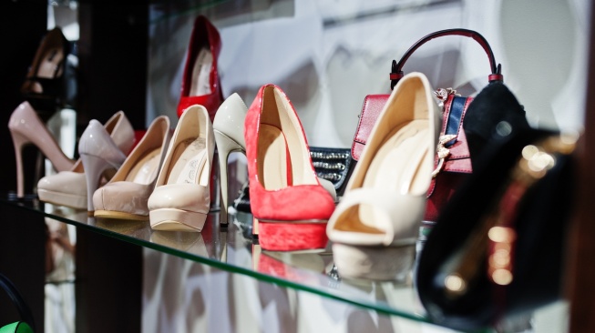 Ilustrasi sepatu (Freepik/ASphotofamily)