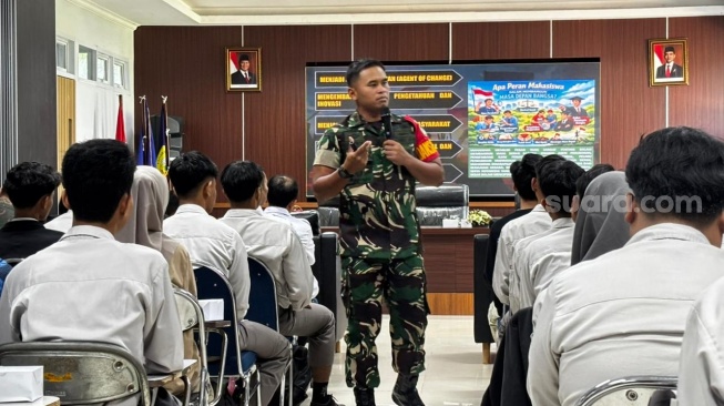 Dansatgas TMMD 128 Kodim 0623/Cilegon, Letkol Inf Imam Buchori, S.H., M.I.P.,saat memberi kuliah umum, di Fakultas Tehnik Untirta