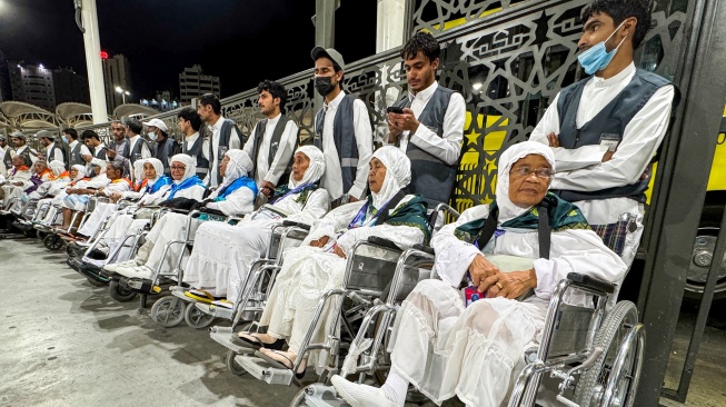 Petugas pendorong kursi roda resmi bersiap melayani jamaah calon haji Indonesia di kompleks Masjidil Haram, Makkah, Arab Saudi, Rabu (20/5/2026) waktu setempat. [ANTARA FOTO/Citro Atmoko/sgd]
