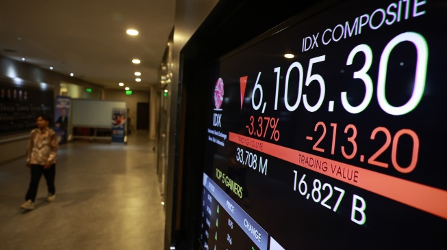 Pekerja berjalan di dekat layar digital pergerakan Indeks Harga Saham Gabungan (IHSG) di Bursa Efek Indonesia (BEI), Jakarta, Kamis (21/5/2026). [ANTARA FOTO/Dhemas Reviyanto/wsj]