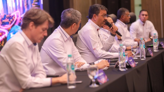 (kiri ke kanan) Direktur & Chief Commercial Officer XLSMART, David Arcelus Oses, Direktur & Chief Financial Officer XLSMART, Antony Susilo, Presiden Direktur & CEO XLSMART, Rajeev Sethi, Direktur&Chief Regulatory Officer XLSMART, Merza Fachys dan Direktur & Chief Technology Officer XLSMART, Shurish Subbramaniam dalam acara Paparan Publik Rapat Umum Pemegang Saham XLSMART 2026 di Kantor XLSMART Tower, Jakarta Selatan. Rabu (20/5/2026). [HO]