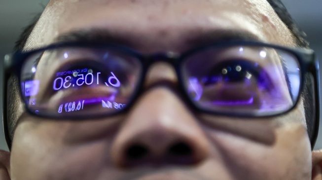 Pekerja mengamati layar pergerakan Indeks Harga Saham Gabungan (IHSG) di Bursa Efek Indonesia (BEI), Jakarta, Kamis (21/5/2026). [ANTARA FOTO/Dhemas Reviyanto/wsj]