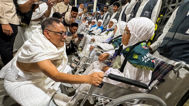 Menteri Haji dan Umrah Mochamad Irfan Yusuf (kiri) berdialog dengan jamaah calon haji Indonesia yang berkursi roda di kompleks Masjidil Haram, Makkah, Arab Saudi, Rabu (20/5/2026) waktu setempat. [ANTARA FOTO/Citro Atmoko/sgd]