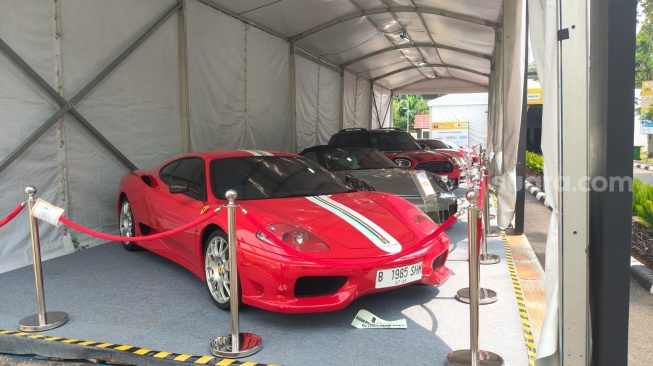 Mobil mewah Harvey Moeis yang terpajang di BPA Fair untuk dilelang kejaksaan, Kebagusan, Jakarta Selatan pada Kamis, 21 Mei 2026 [Suara.com/Rena Pangesti]