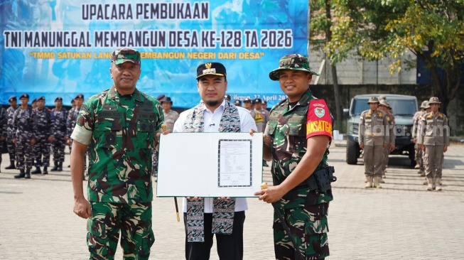 Walikota Cilegon, Robinsar bersama Dansatgas TMMD 128 Kodim 0623/Cilegon, Letkol Inf Imam Buchori, Danrem 064/Maulana Yusuf, Brigjen TNI Daru Cahyadi Soeprapto, saat pembukan TMMD.