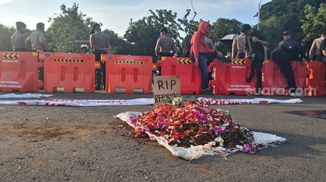 Massa membuat 'makam' saat Aksi Kamisan ke-908 di depan Istana Merdeka, Jakarta, Kamis (21/5/2026). (Suara.com/Cornelius Juan Prawira)