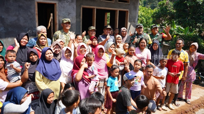 Ketika Peluh TNI Membasuh Dahaga Warga Pulomerak Cilegon