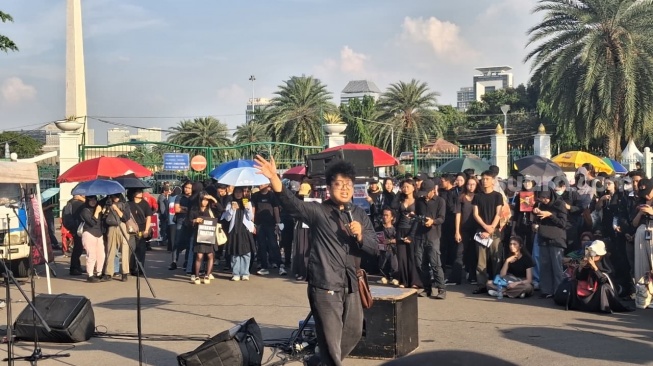 Koordinator Bidang Sosial Politik Badan Eksekutif Mahasiswa Univeristas Indonesia, Hafidz Haernanda, menyampaikan kerisauan terhadap tuntutan reformasi 1999 di hadapan massa Aksi Kamisan ke-908 di depan Istana Merdeka, Jakarta, Kamis (21/5/2026). (Suara.com/Cornelius Juan Prawira)