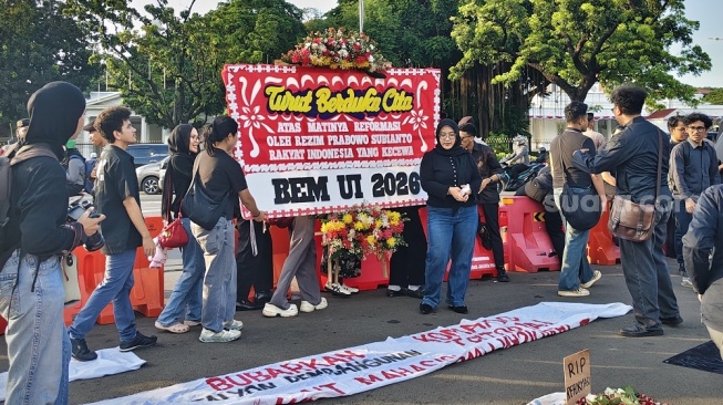 Aksi Kamisan ke-908 di depan Istana Merdeka, Jakarta, Kamis, 21 Mei 2026, dalam aksi tersebut peserta menyampaikan pesan menyentuh kepada aktivis KontraS, Andrie Yunus yang menjadi korban penyiraman air keras oleh aparat TNI. (Suara.com/Novian)
