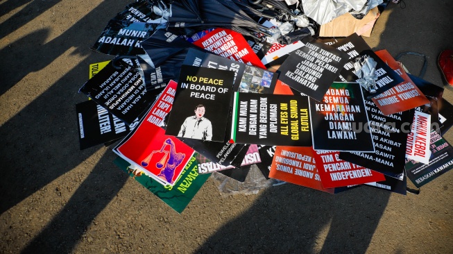 Beragam poster dalam aksi kamisan ke-908 di seberang Istana Merdeka, Jakarta, Kamis (21/5/2026). [Suara.com/Alfian Winanto]
