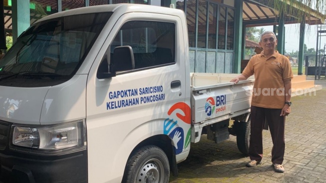 Lurah Poncosari, Supriyanto, menunjukkan mobil pikap dari CSR BRI di halaman kalurahan. (Suara.com/Irwan Febri)