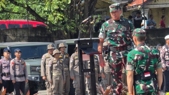 Danrem 064/Maulana Yusuf, Brigjen TNI Daru Cahyadi Soeprapto, S.Sos., M.M., resmi menutup program TMMD ke-128 di Lapangan Pelabuhan Indah Kiat, Kamis 21 Mei 2026. [Hairul Alwan/Suara.com]