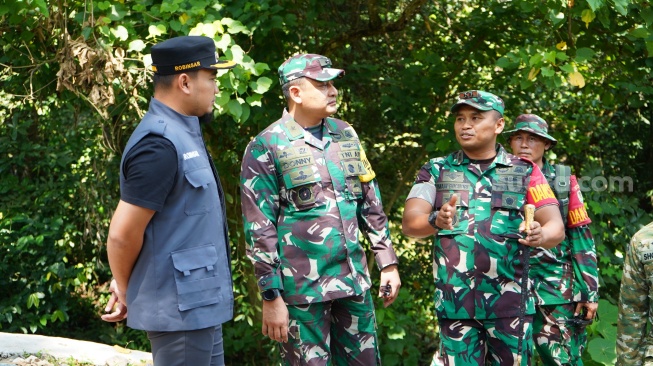 Tim Wasev TMMD ke-128 sekaligus Kadispenad, Brigjen Dony Pramono saat meninjau Lokasi TMMD ke-128 Kodim 0623/Cilegon beberapa waktu lalu. [Hairul Alwan/Suara.com]