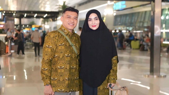 Pergi Berdua Tanpa Tim, Anang Hermansyah dan Ashanty Berangkat Haji Setelah Menunggu 8 Tahun