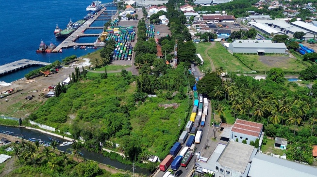 Foto udara kendaraan angkutan barang yang akan menyeberang ke Bali antre di kantong parkir Dermaga Bulusan, Ketapang, Banyuwangi, Jawa Timur, Jumat (22/5/2026). [ANTARA FOTO/Budi Candra Setya/YU]
