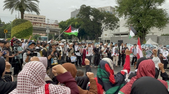 Aksi massa Bela Palestina di depan Kedubes AS di Jakarta, Jumat (22/5/2026). (Suara.com/Yoga)