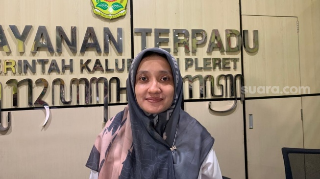 Staf Bagian Pelayanan dan Persuratan, Ringgasari, ketika ditemui di bagian pelayanan Kalurahan Pleret, Bantul. (Suara.com/Irwan Febri)