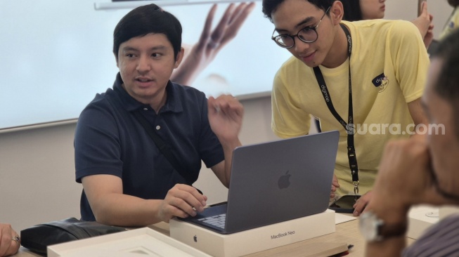 Pembeli pertama Macbook Neo di Digimap Pasific Place, Jakarta, Jumat (22/5/2026). [Suara.com/Dythia] 