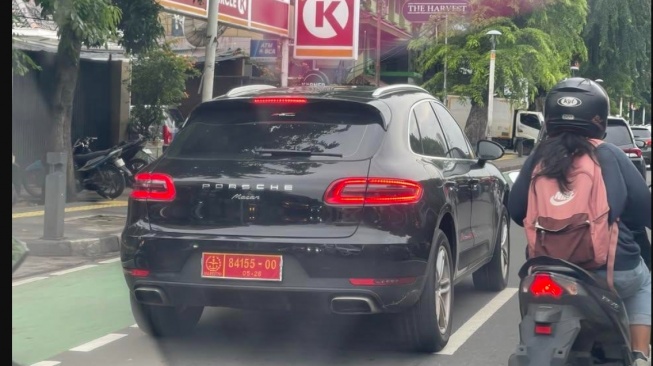 Viral Misteri Porsche Macan Rp 2,6 Miliar Gunakan Pelat Dinas, Benarkah Milik Aparat Berpangkat?