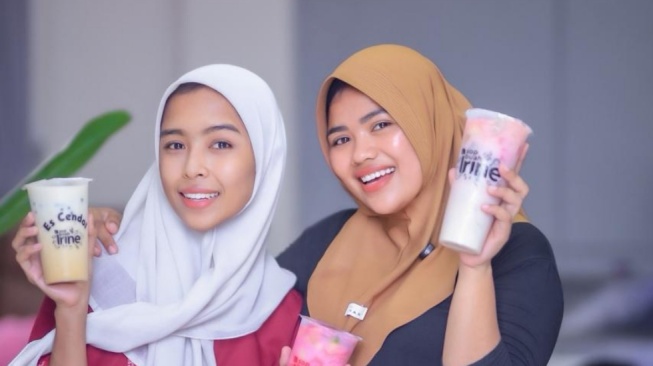 rene Yandri Sandrika wanita asal Gresik, raup omzet miliaran dari jualan sop buah. (Dok. Istimewa)
