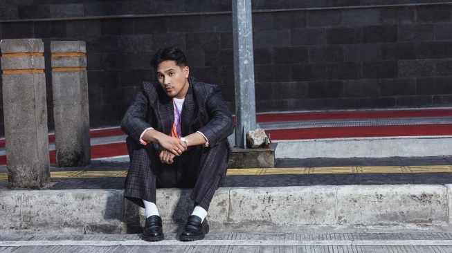 Adrian Khalif merilis lagu terbarunya berjudul "2001x". [E-Motion Entertainment]
