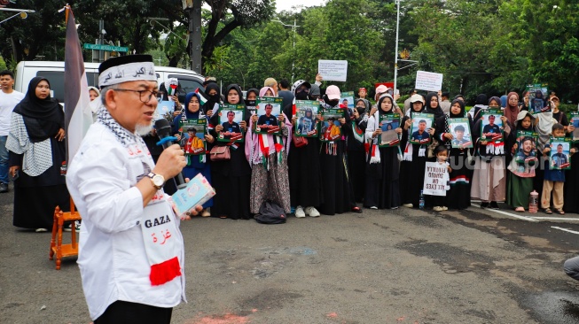 Massa yang berasal dari Aliansi kemanusiaan Aqsa Working Group (AWG) membawa poster bertema penculikan aktivis oleh zionis saat Aksi Jumat untuk Palestina di depan Kedutaan Besar Amerika Serikat, Jakarta, Jumat (22/5/2026). [Suara.com/Alfian Winanto]