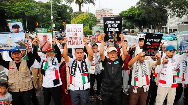 Massa yang berasal dari Aliansi kemanusiaan Aqsa Working Group (AWG) membawa poster bertema penculikan aktivis oleh zionis saat Aksi Jumat untuk Palestina di depan Kedutaan Besar Amerika Serikat, Jakarta, Jumat (22/5/2026). [Suara.com/Alfian Winanto]