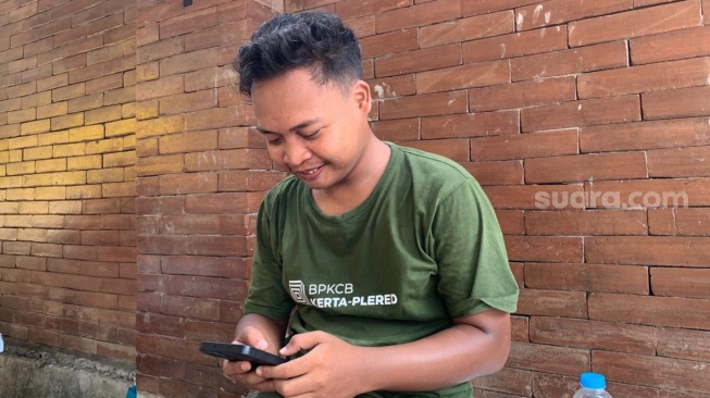 Warga Pleret, Ahmad Hawin, yang pernah mennggunakan layanan online Kalurahan Pleret, Bantul. (Suara.com/Irwan Febri)