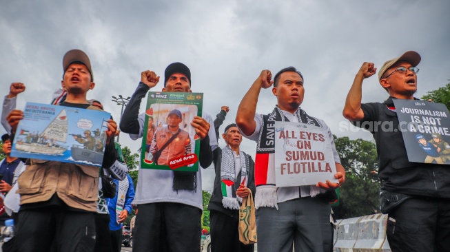 Massa yang berasal dari Aliansi kemanusiaan Aqsa Working Group (AWG) membawa poster bertema penculikan aktivis oleh zionis saat Aksi Jumat untuk Palestina di depan Kedutaan Besar Amerika Serikat, Jakarta, Jumat (22/5/2026). [Suara.com/Alfian Winanto]