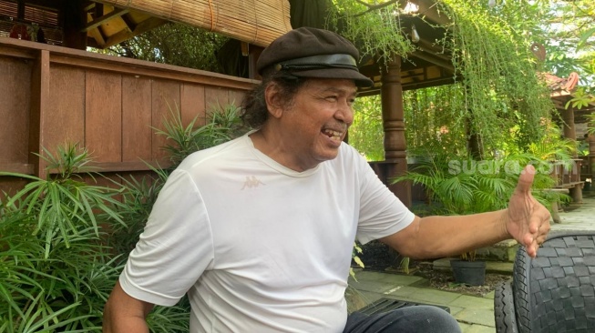 Pemilik Owah Cafe, Sukamto, ketika mencertakan perjalanan hidupnya. (Suara.com/Irwan Febri)