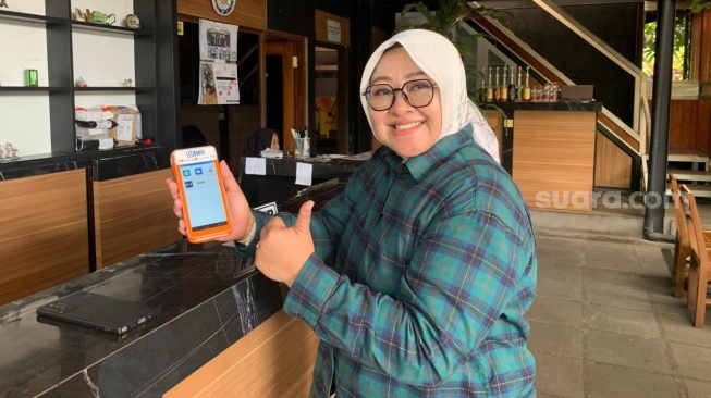 Supervisor Pelayanan Operasional (SPO) BRI Cabang Klaten, Nanik Dwi Retnawati, ketika mengunjungi Owah Cafe. (Suara.com/Irwan Febri)