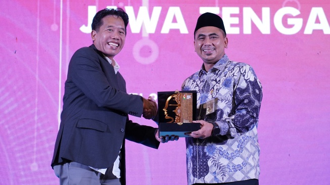 Editor In Chief Suara.com Suwarjono (kiri) memberikan plakat kepada Wakil Gubernur Jawa Tengah Taj Yasin Maimoen (kanan) dalam gelaran Jateng Media Summit 2026 di Semarang, Jawa Tengah, Kamis (21/5/2026). [Dok Jateng Media Summit] 
