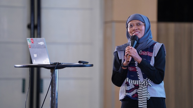 Trainer Google AI Local Media Community Suara.com Elga Putri memberikan pemaparan pada Sesi workshop "Teknik Produksi Konten Komunikasi Digital Pemerintah Daerah' dalam gelaran Jateng Media Summit 2026 di Semarang, Jawa Tengah, Rabu (20/5/2026). [Dok Jateng Media Summit] 