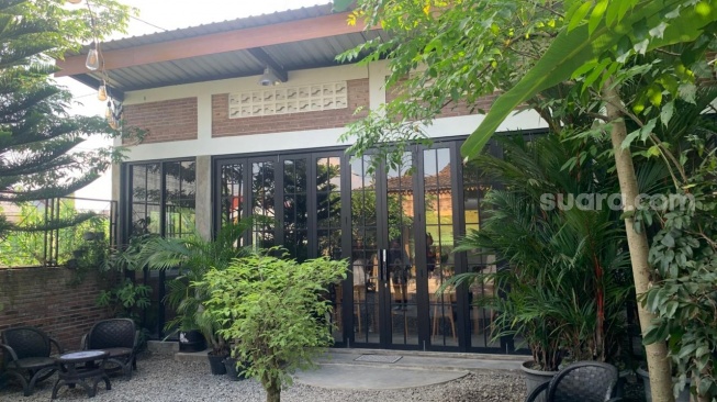 Tampak depan bangunan indoor baru Owah Cafe. (Suara.com/Irwan Febri)