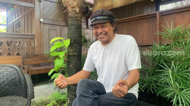 Pemilik Owah Cafe, Sukamto, ketika menceritakan perjalanan hidupnya. (Suara.com/Irwan Febri)