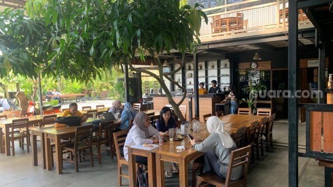 Suasana pengunjung ketika bersantai Owah Cafe pada siang hari. (Suara.com/Irwan Febri)