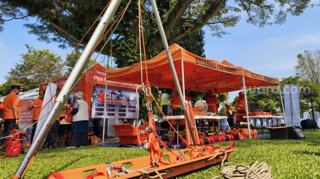 Apel kesiapsiagaan dan gelar peralatan di kawasan Candi Prambanan memperingati 20 tahun gempa Jogja, Sabtu (23/5/2026). [Suara.com/Hiskia]