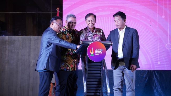 (kanan ke kiri) Editor In Chief Suara.com Suwarjono, Asisten Pemerintahan dan Kesejahteraan Rakyat Sekda Provinsi Jawa Tengah Iwanuddin Iskandar, Wakil Ketua DPRD Provinsi Jawa Tengah Sarif Abdillah dan Direktur Berita Jateng TV Akhmad Nurkholis saat membukan gelaran Jateng Media Summit 2026 di Semarang, Jawa Tengah, Kamis (21/5/2026). [Dok Jateng Media Summit]