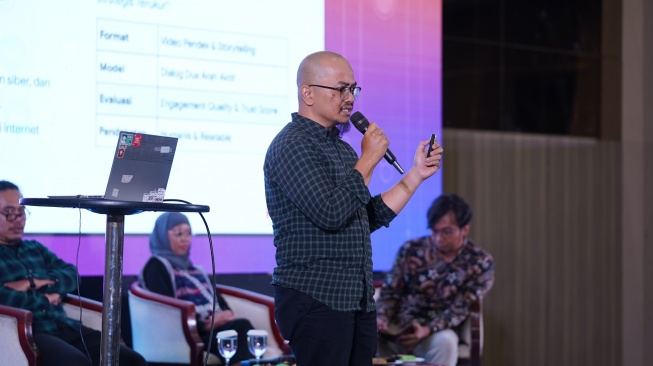 Trainer Google AI Local Media Community Suara.com Rendy Sadikin memberikan pemaparan pada Sesi workshop "Teknik Produksi Konten Komunikasi Digital Pemerintah Daerah' dalam gelaran Jateng Media Summit 2026 di Semarang, Jawa Tengah, Rabu (20/5/2026). [Dok Jateng Media Summit] 