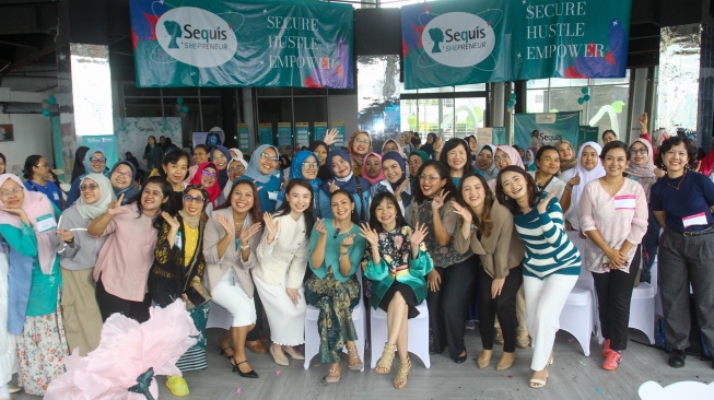 Brand Ambassador Sequis Life Donna Agnesia, beserta pengisi acara dan peserta foto bersama saat Peluncuran Sequis SHEPRENEUR di Jakarta, Jumat (22/05/2026). [Suara.com/Alfian Winanto]