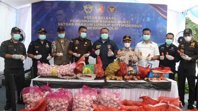 Dittipideksus Bareskrim Polri membongkar kasus dugaan penyelundupan bawang ilegal asal Malaysia. [Dok Bareskrim Polri]