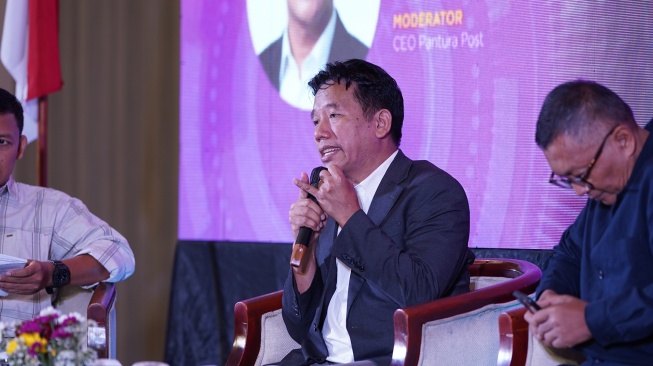 Editor In Chief Suara.com Suwarjono memberikan pemaparan pada sesi konferensi "Peluang & Tantangan Media Lokal di Jawa Tengah" dalam gelaran Jateng Media Summit 2026 di Semarang, Jawa Tengah, Kamis (21/5/2026). [Dok Jateng Media Summit] 
