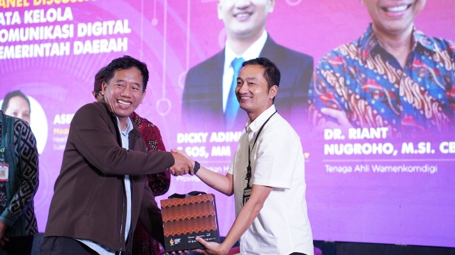 Editor In Chief Suara.com Suwarjono (kiri) memberikan plakat kepada Kabag Humas dan Protokol Provinsi Jawa Tengah Dicky Adinurwanto usai Sesi diskusi "Tata Kelola Komunikasi Digital Daerah" dalam gelaran Jateng Media Summit 2026 di Semarang, Jawa Tengah, Rabu (20/5/2026). [Dok Jateng Media Summit] 