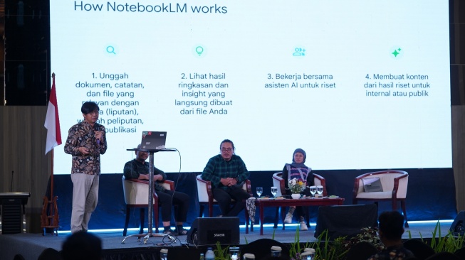 Trainer Google AI Local Media Community Suara.com Chandra Iswinarno memberikan pemaparan pada Sesi workshop "Teknik Produksi Konten Komunikasi Digital Pemerintah Daerah' dalam gelaran Jateng Media Summit 2026 di Semarang, Jawa Tengah, Rabu (20/5/2026). [Dok Jateng Media Summit] 
