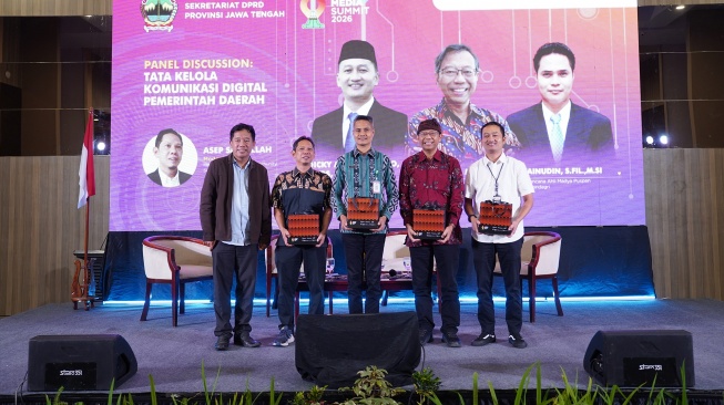 (kiri ke kanan) Editor In Chief Suara.com Suwarjono, Head Local Media Community Asep Saefullah, Perencana Ahli Madya Puspen Kemendagri Zainudin, Tenaga Ahli Wamenkomdigi Dr. Riant Nugroho dan Kabag Humas dan Protokol Provinsi Jawa Tengah Dicky Adinurwanto foto bersama usai Sesi diskusi "Tata Kelola Komunikasi Digital Daerah" dalam gelaran Jateng Media Summit 2026 di Semarang, Jawa Tengah, Rabu (20/5/2026). [Dok Jateng Media Summit] 