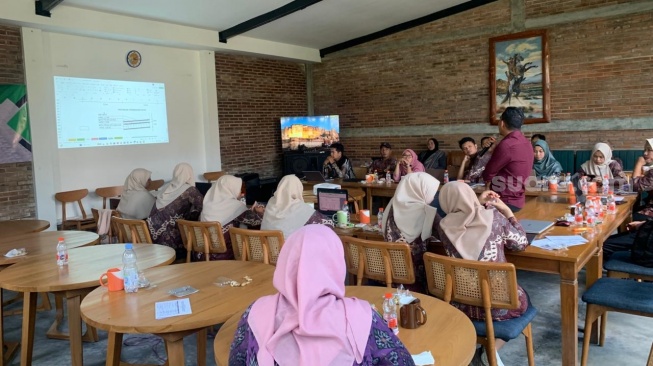 Suasana rapat sebuah instansi di ruang indoor baru Owah Cafe. (Suara.com/Irwan Febri)