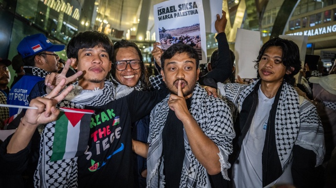 Pewarta Foto Republika Thoudy Badai Rifan Billah (kedua kanan) Pewarta Republika Bambang Noroyono (kedua kiri), Pewarta Tempo Andre Prasetyo Nugroho (kiri) dan Aktivis Hendro Prasetyo (kanan) berfoto bersama saat keluar dari Terminal 3 Bandara Soekarno-Hatta di Tangerang, Banten, Minggu (24/5/2026). [ANTARA FOTO/Bayu Pratama S./nym]
